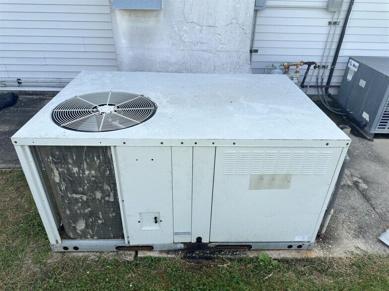 More Photos Of 12180 Center Rd, Durand Service Station For Sale