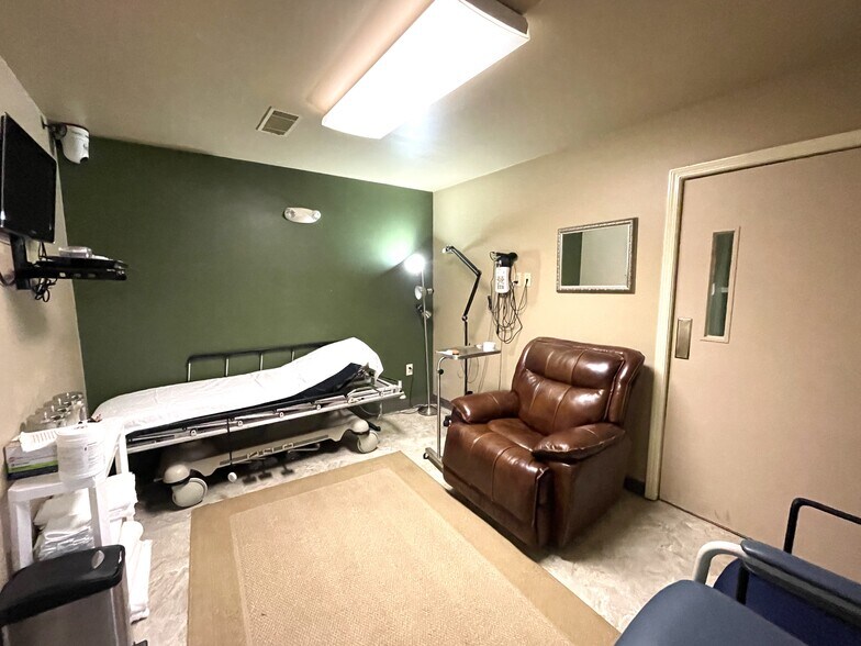 More Photos Of 220 N Phoenix Ave, Russellville Medical For Sale