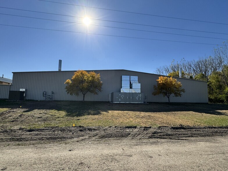 More Photos Of 1604 Regan Rd, Rock Falls Warehouse For Sale
