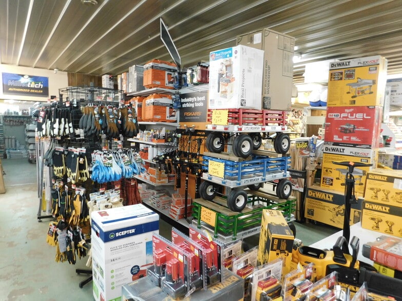More Photos Of 2086 E US Highway 36, Rockville Convenience Store For Sale