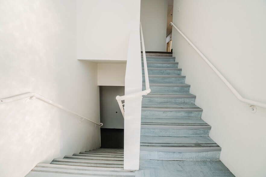 More Photos Of 42650 Melanie Pl, Palm Desert Loft Creative Space For Lease