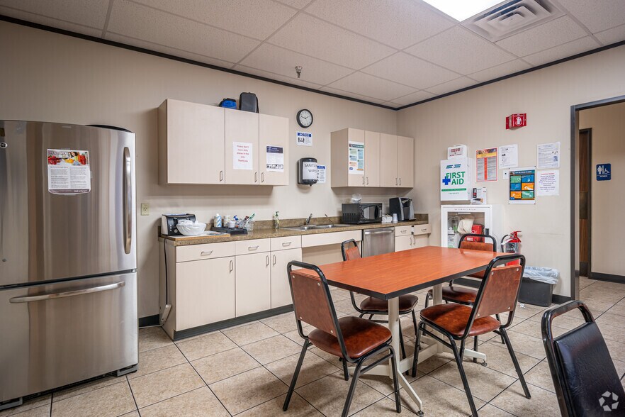 More Photos Of 9450 W Wingfoot Rd, Houston Manufacturing For Lease
