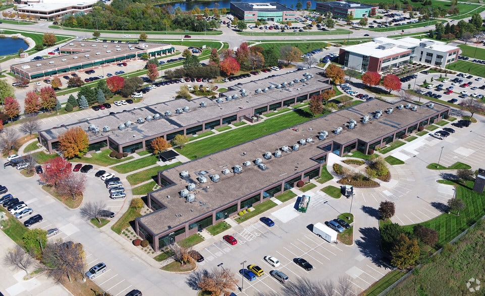 More Photos Of 6800 Lake Dr, West Des Moines Office For Lease