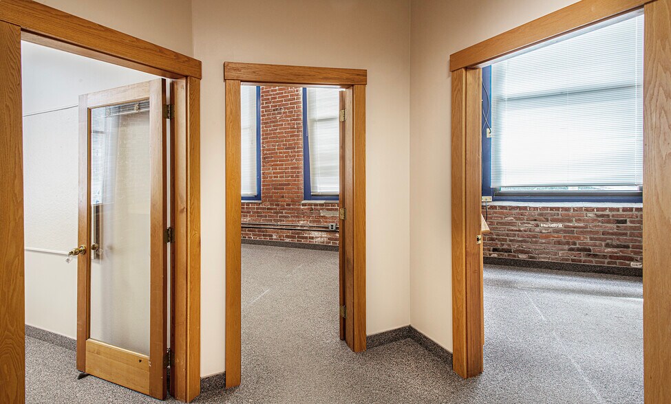 More Photos Of 320 Riverside Dr, Florence Office For Sale