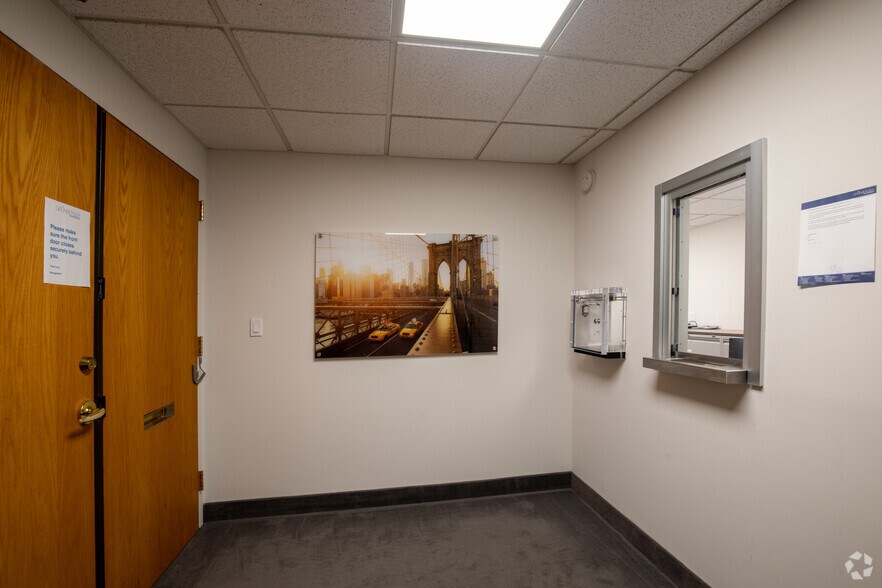 More Photos Of 98 Cuttermill Rd, Great Neck Office For Lease