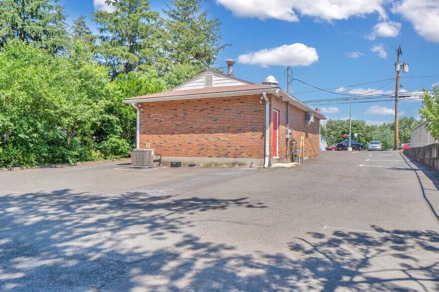 90 S Broad St, Meriden, CT 06450 Restaurant For Sale