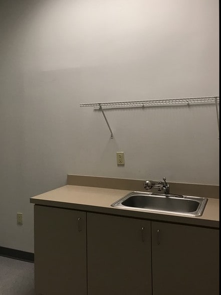 More Photos Of 1220 Kennestone Cir, Marietta Warehouse For Lease