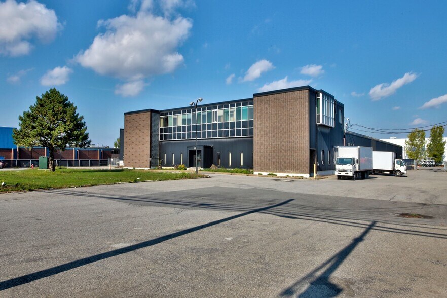 Primary Photo Of 247-255 Montee De Liesse, Montréal Warehouse For Lease