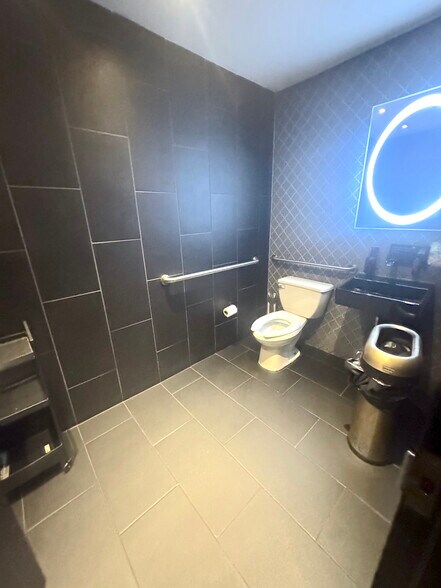 More Photos Of 128 Metropolitan Ave, Brooklyn Restaurant For Lease