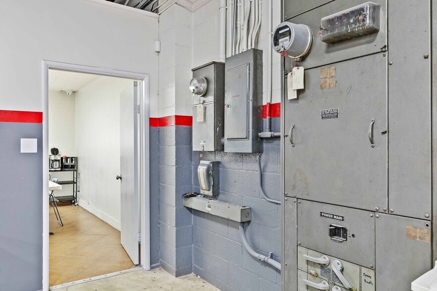 More Photos Of 7400 San Fernando Rd, Sun Valley Warehouse For Sale