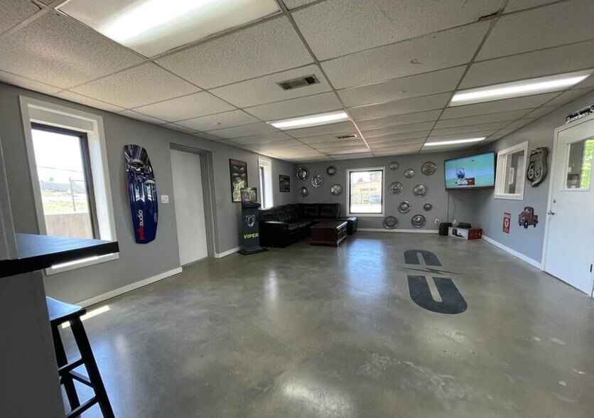 More Photos Of 5493 I 55 S, Byram Light Manufacturing For Sale