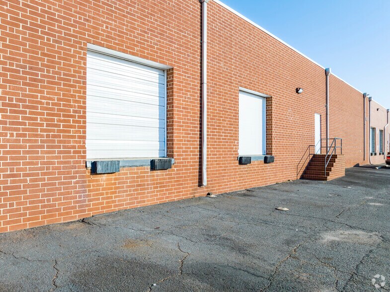 More Photos Of 619-627 Anderson St, Charlotte Light Distribution For Lease