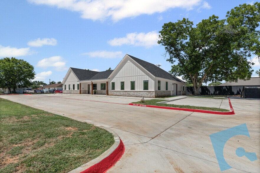 More Photos Of 908 Cresthaven Dr, Euless Showroom For Lease