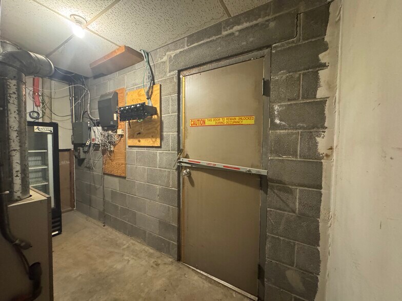 More Photos Of 3911 N Oak Tfwy, Kansas City Office For Sale