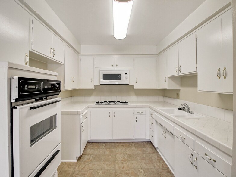 More Photos Of 4439 Ocean View Blvd, Montrose Apartments For Sale