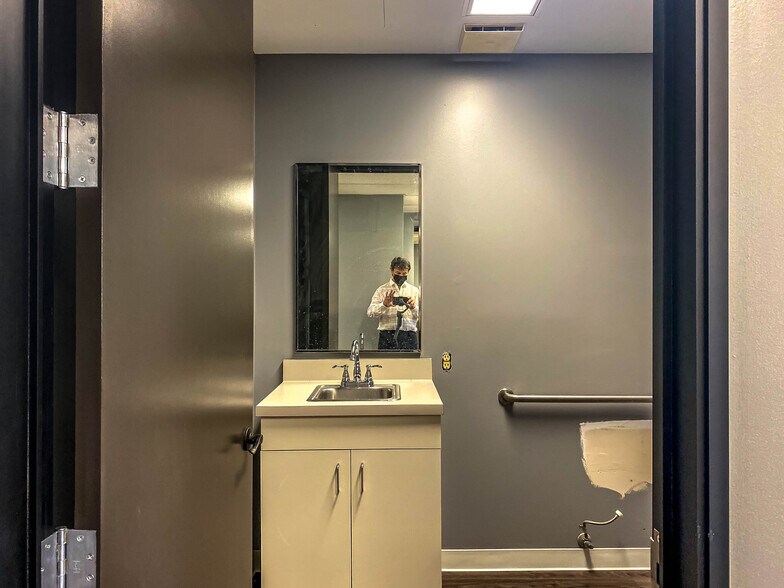 More Photos Of 29525 Canwood St, Agoura Hills Medical For Lease