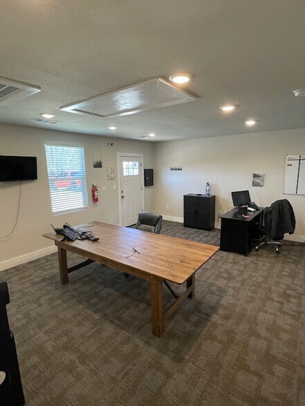 More Photos Of 296-300 Carmel Creekside Dr, Hutto Office Residential For Lease
