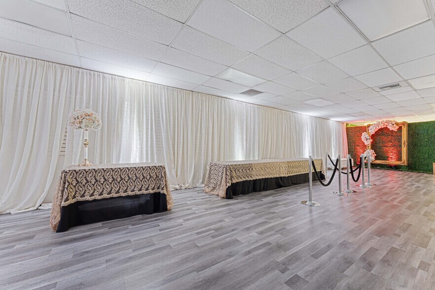 More Photos Of 6265 Van Nuys Blvd, Van Nuys Storefront For Sale