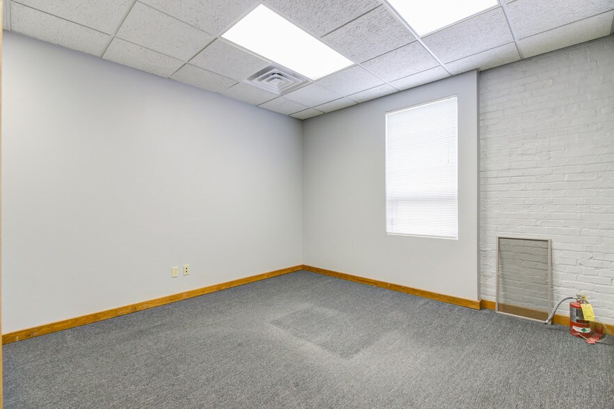 More Photos Of 316-318 Washington St, Bloomington Storefront Retail Office For Lease