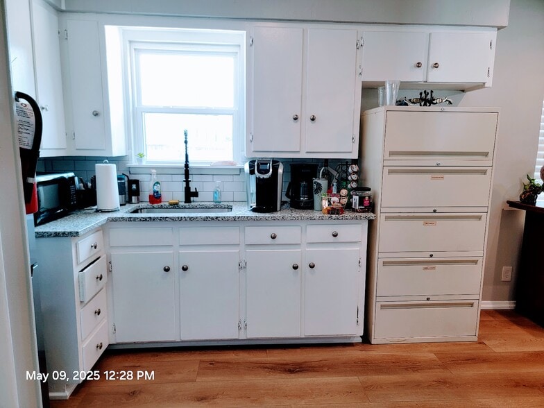 More Photos Of 1913 Hemlock Dr, Haltom City Office For Sale