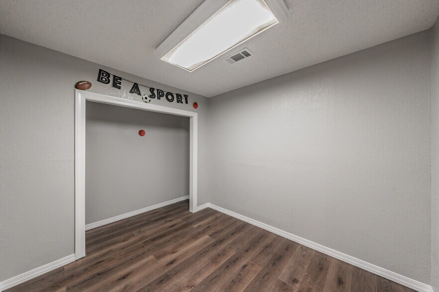 More Photos Of 7235 Glenview Dr, Richland Hills Office For Sale