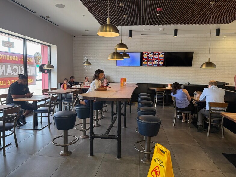 More Photos Of 420 S State St, Girard Restaurant For Lease