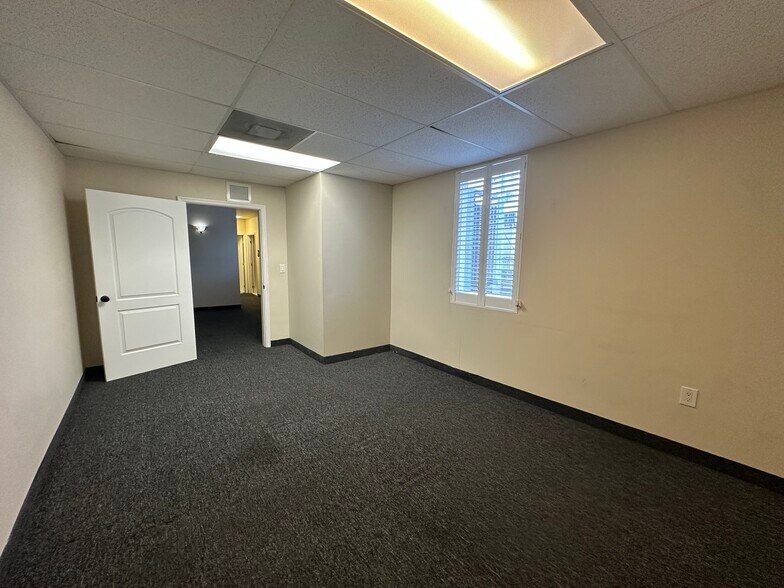 More Photos Of 1936 Hollywood Blvd, Hollywood Storefront Retail Office For Lease