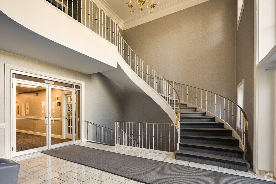 More Photos Of 15 Spinning Wheel Rd, Hinsdale Unknown For Lease