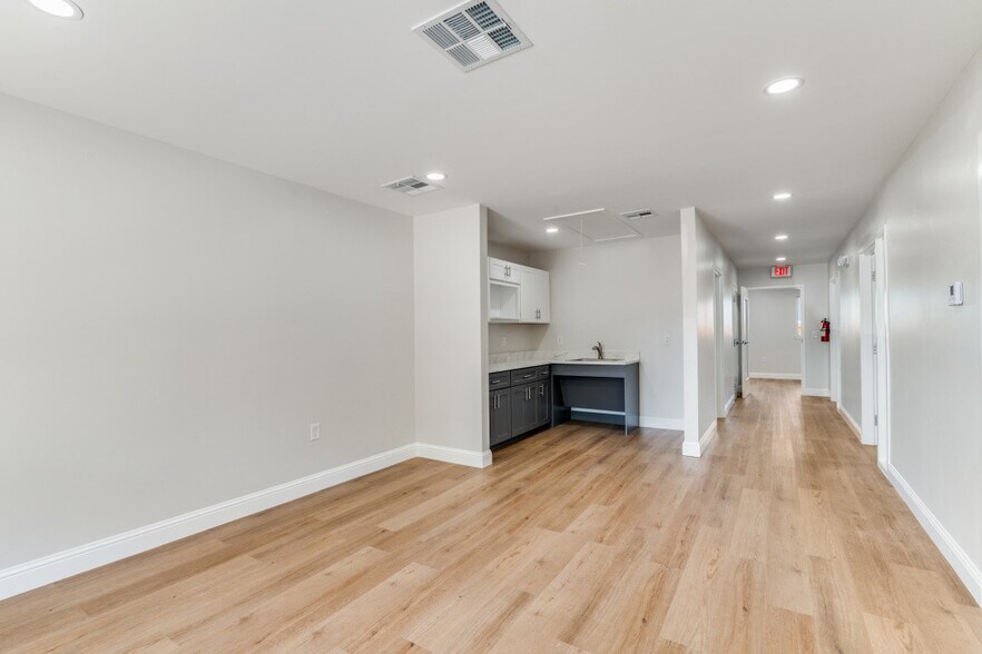 More Photos Of 1335 E Crosby Rd, Carrollton Medical For Lease