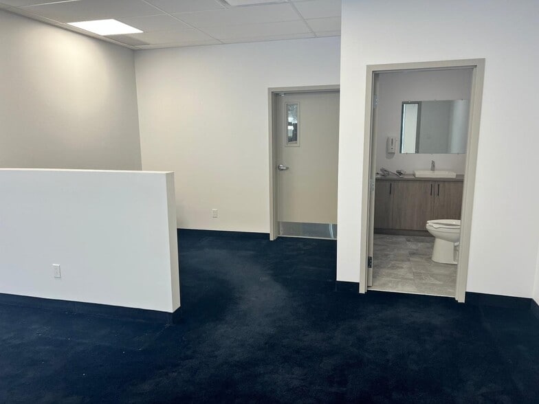 More Photos Of 7 Industriel Boul, Delson Industrial For Lease