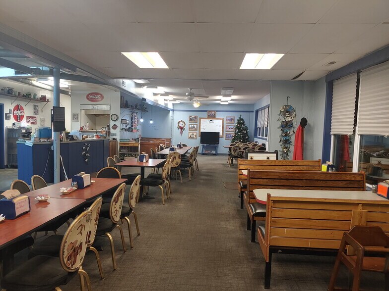 More Photos Of 833 Nemaha St, Humboldt Freestanding For Sale