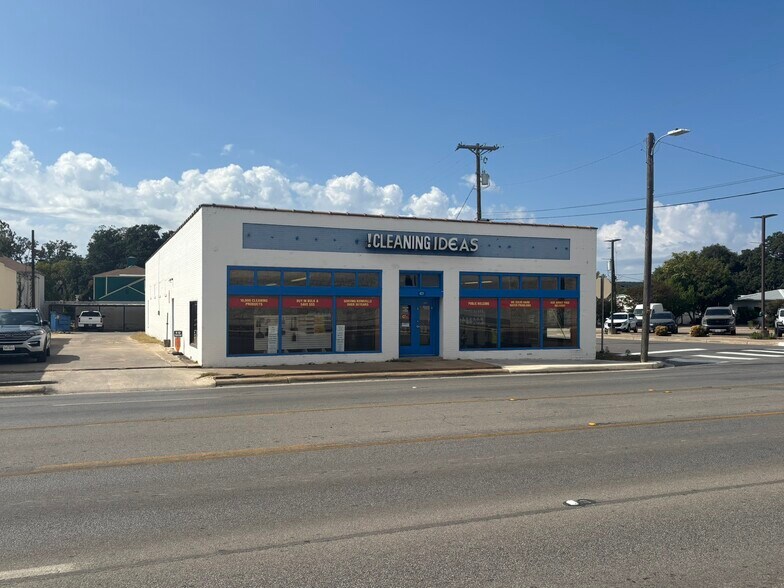 More Photos Of 401 Main St, Kerrville Storefront Retail Office For Lease