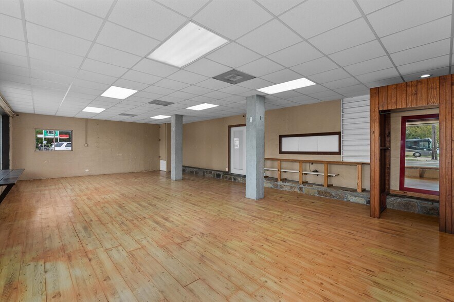 More Photos Of 605 E Broadway St, Jefferson General Retail For Sale