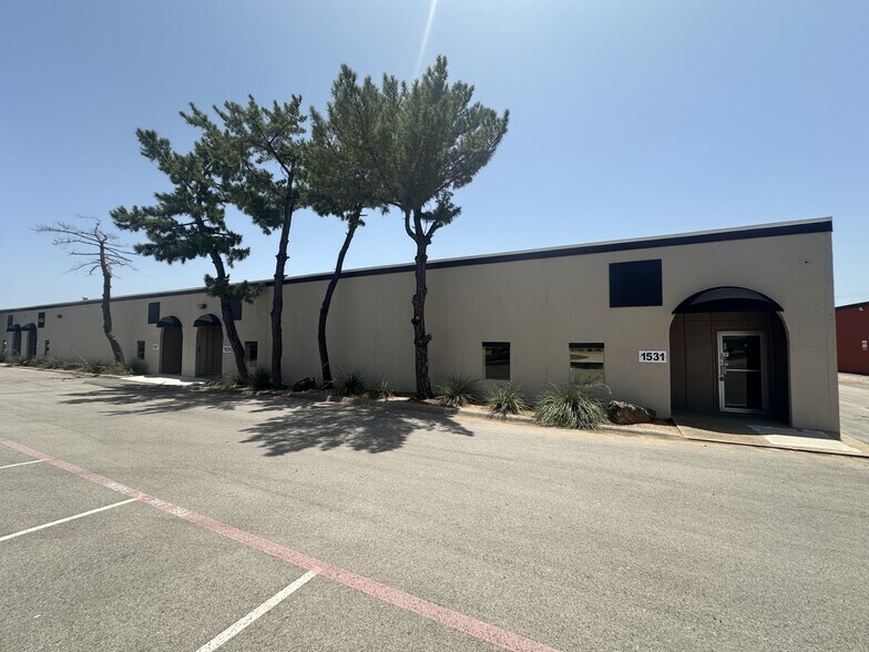 More Photos Of 1509-1521 Central Park Dr, Hurst Unknown For Lease