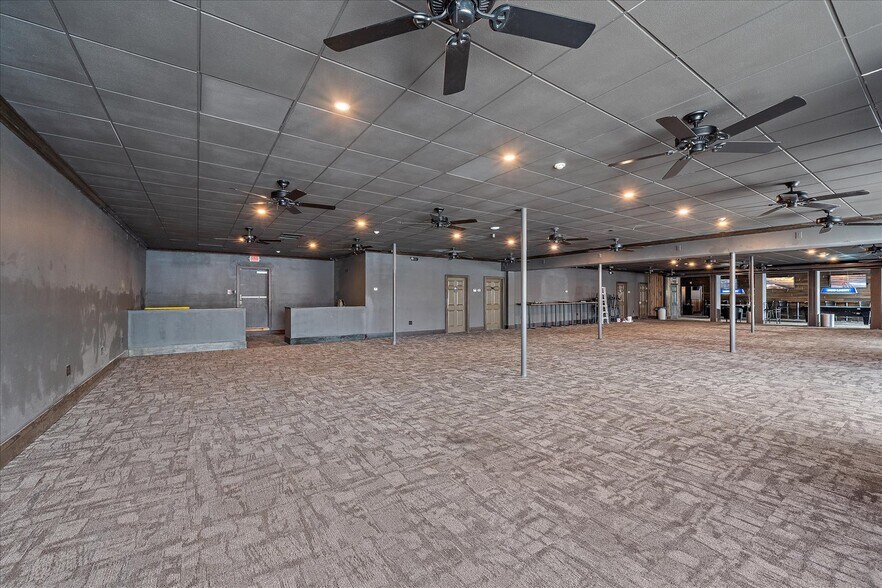 More Photos Of 6523 Gateway Ave, Sarasota Bar For Lease