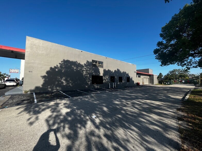 More Photos Of 1500 E Commercial Blvd, Fort Lauderdale Freestanding For Lease
