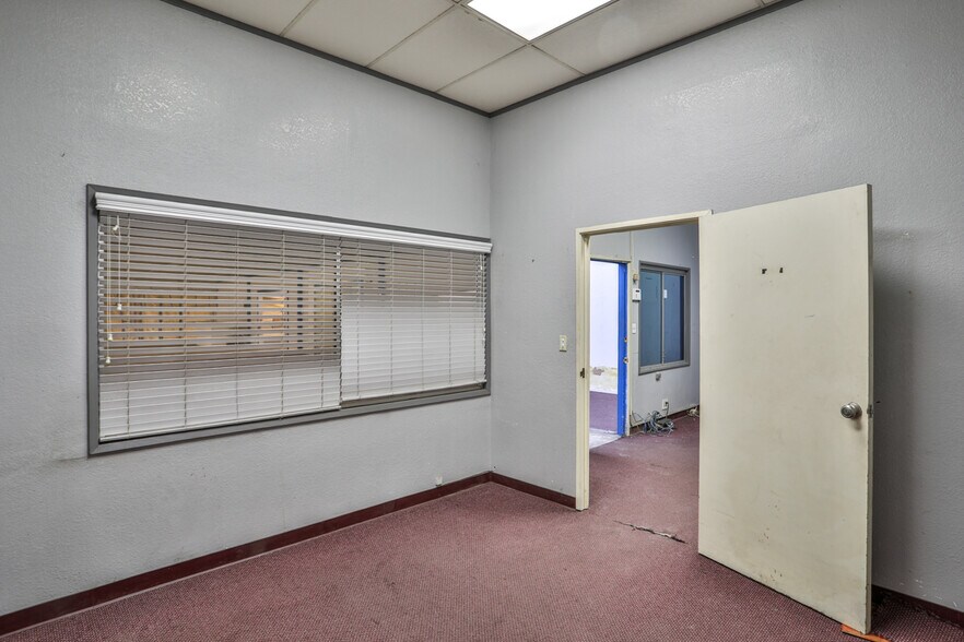 More Photos Of 4611 Holt Blvd, Montclair Showroom For Lease