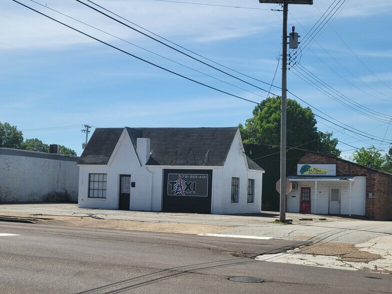 Primary Photo Of 309 W Wood St, Paris Freestanding For Lease