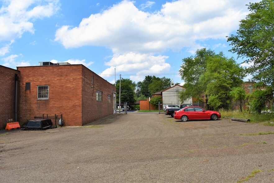 More Photos Of 1038 Triplett Blvd, Akron Manufacturing For Sale