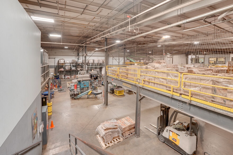 More Photos Of 400 Great Lakes Pky, Bellevue Warehouse For Sale