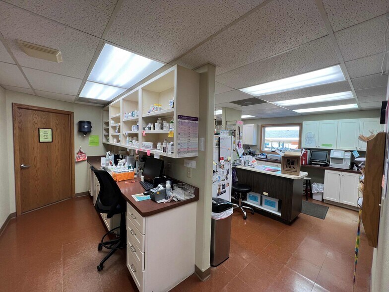 More Photos Of 2739 6th St SW, Cedar Rapids Veterinarian Kennel For Sale