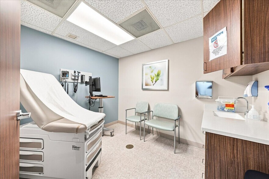 More Photos Of 3303 S Halsted St, Chicago Medical For Lease