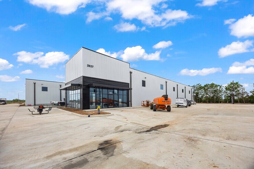 More Photos Of 4830 Bryan Rd, Richmond Showroom For Lease
