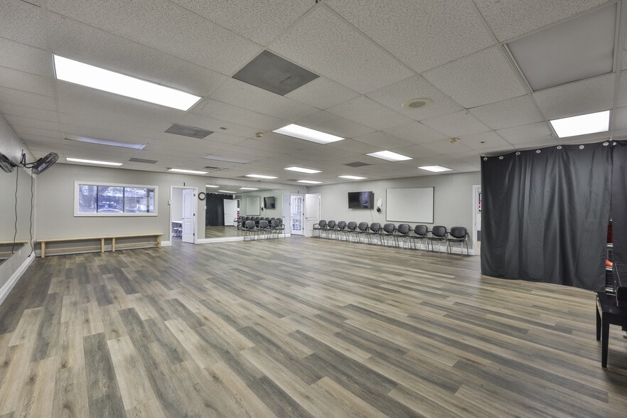 More Photos Of 307 S Parsons Ave, Brandon Storefront For Lease