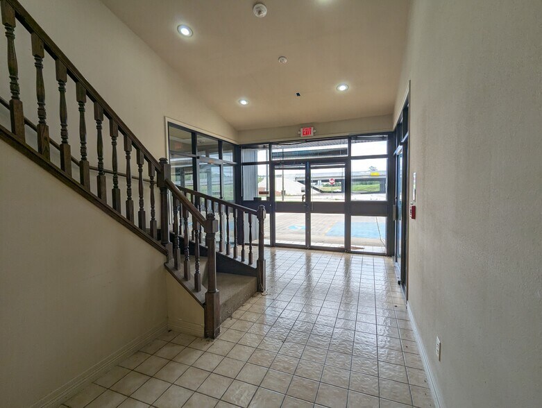 More Photos Of 7945 Eastex Fwy, Beaumont Office For Sale