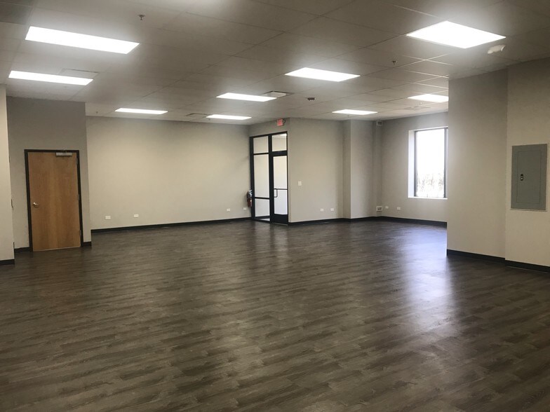 More Photos Of 731 S Route 21, Gurnee Office For Sale