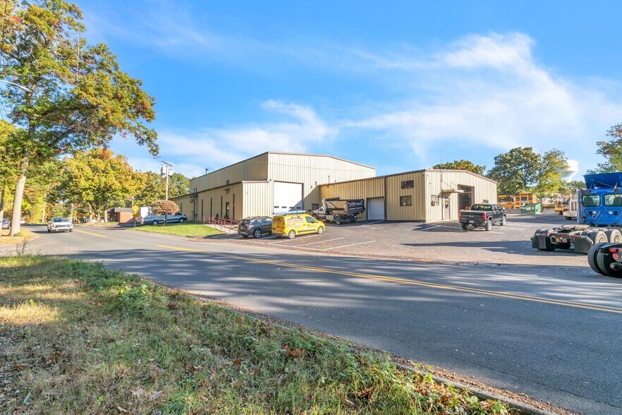 More Photos Of 250 Old Lyman Rd, South Hadley Light Manufacturing For Lease