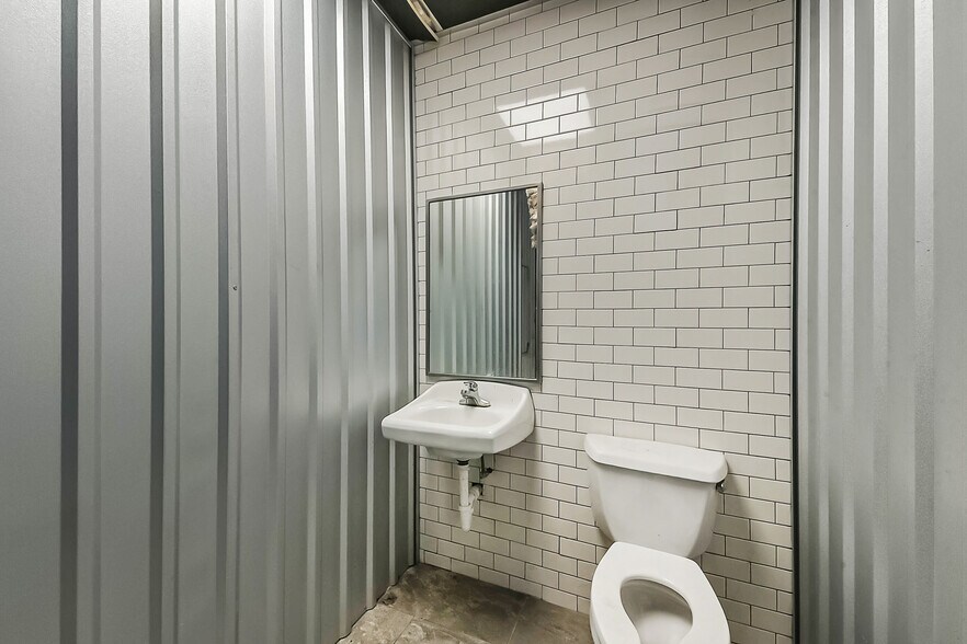 More Photos Of 8313 Braniff St, Houston Warehouse For Sale