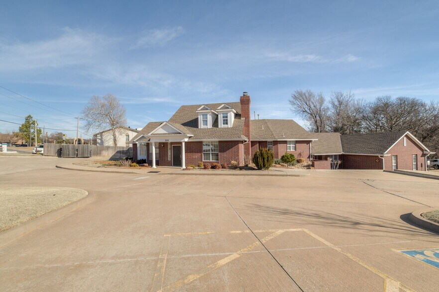 Primary Photo Of 201-203 E 10th St Plz, Edmond Office For Lease