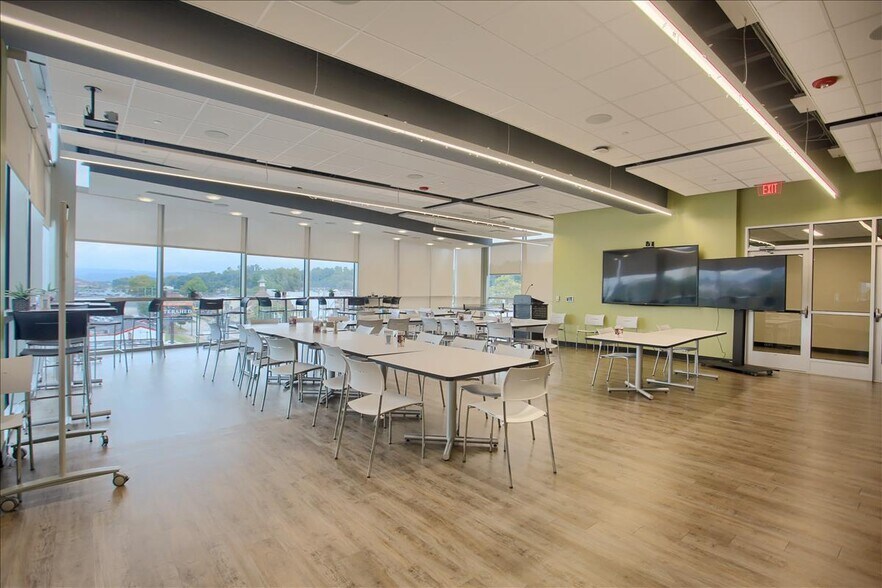 More Photos Of 1000 N Cameron St, Harrisburg Flex For Lease